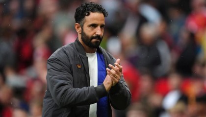 曼联神剧情！B费压哨绝杀，被批懦夫后阿莫林无视点球，仰面发呆