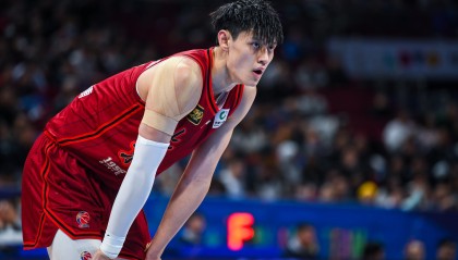 记者：曾凡博去美国差不多一周 正在努力康复训练中