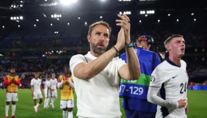 注册入口-索斯盖特躲开了砸向他的酒杯，但躲不开漫天骂声